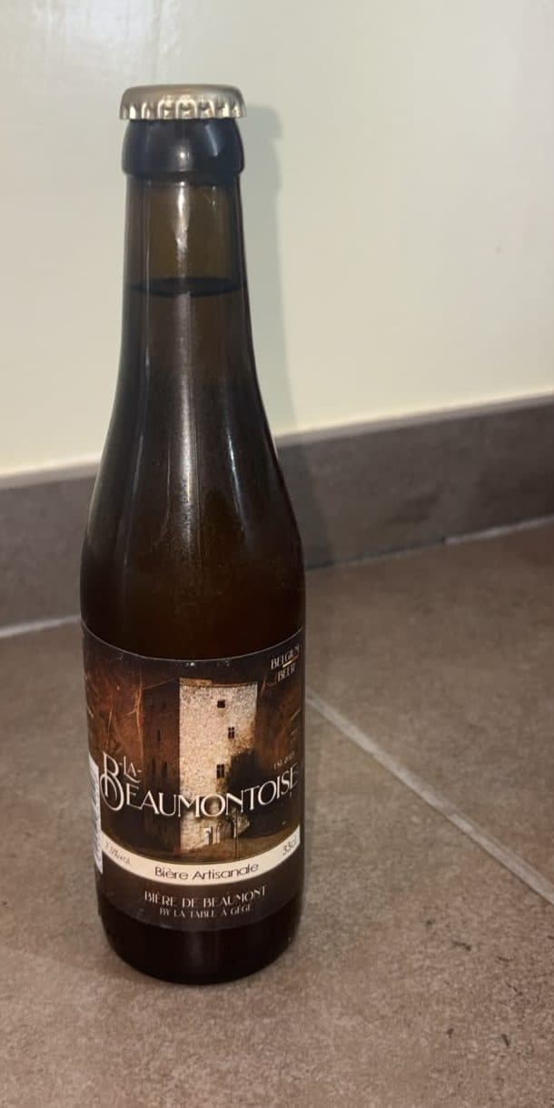 Bouteille de La Beaumontoise, bière artisanale de Beaumont, dont l'étiquette représente la Tour Salamandre